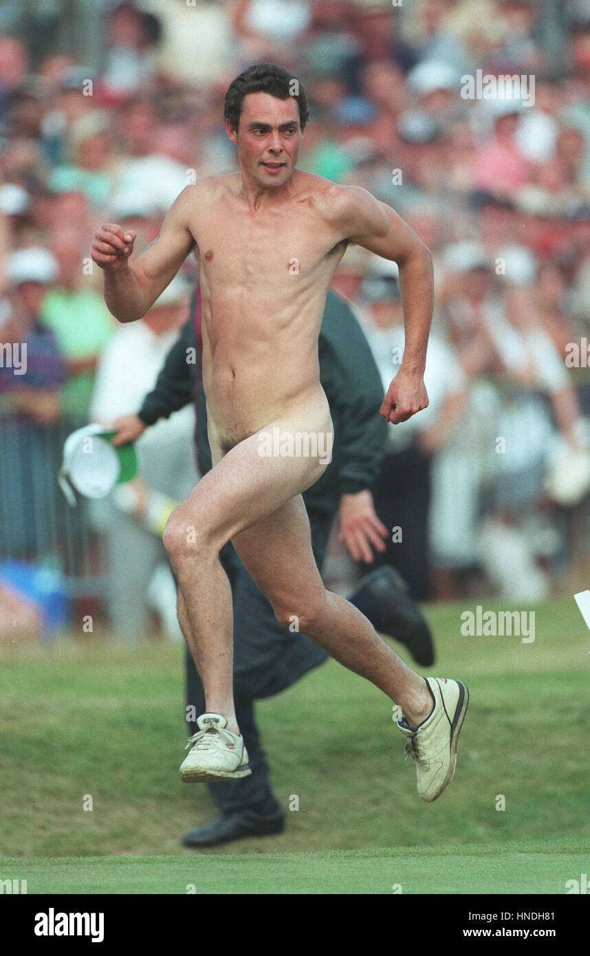 STEAKER gejagt von Beamten am 18. Grün des britischen geöffnet 22. Juli 1996 Stockfoto