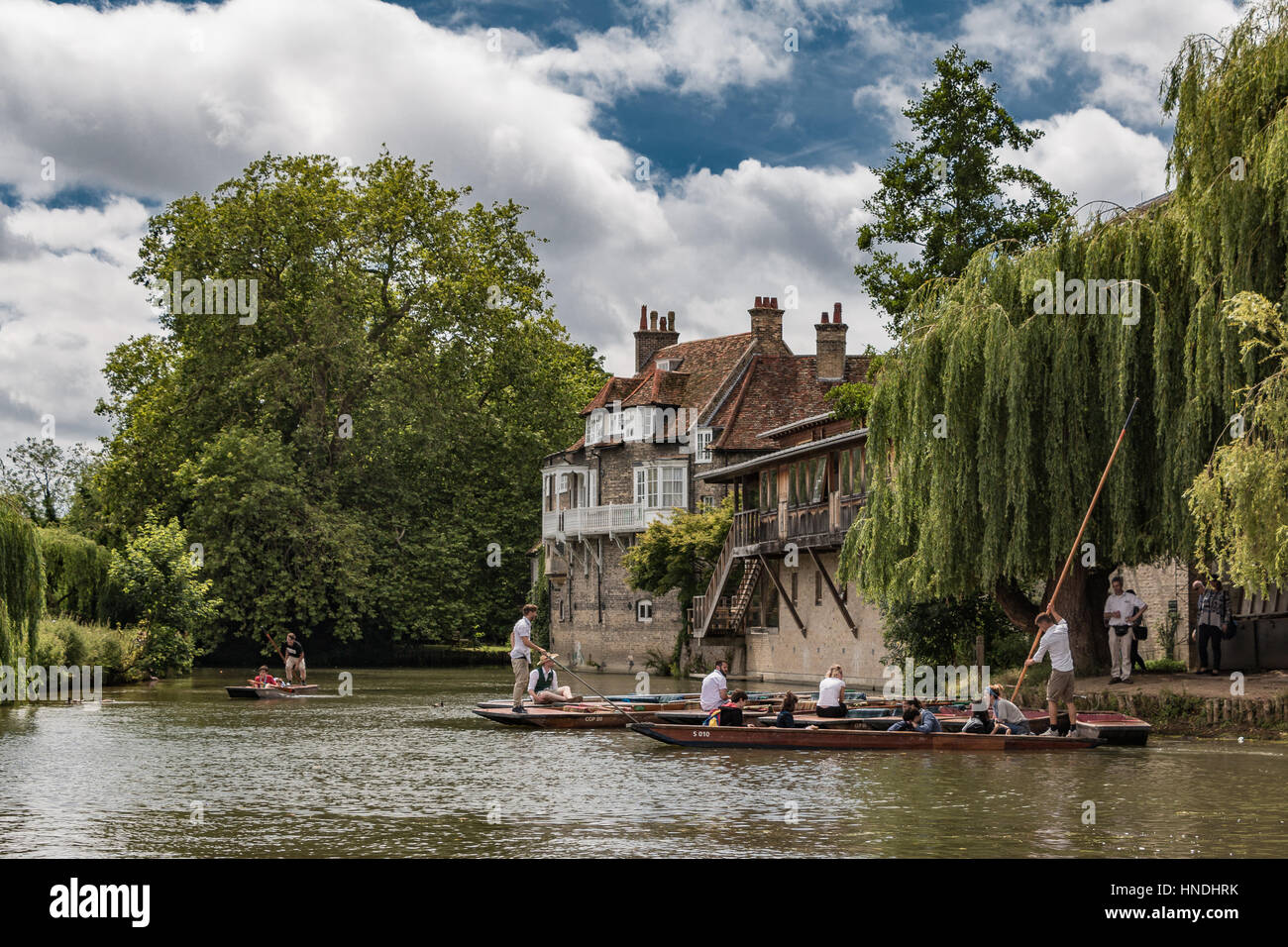Bootfahren auf dem Fluss Cam in Cambridge in den englischen Sommer Stockfoto