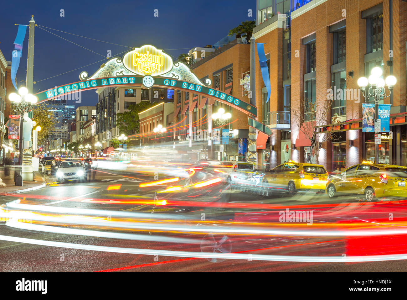 Gaslamp Quarter Leuchtreklame, blickte 5th Avenue bei Nacht. Die Innenstadt von San Diego, Kalifornien, USA. Stockfoto