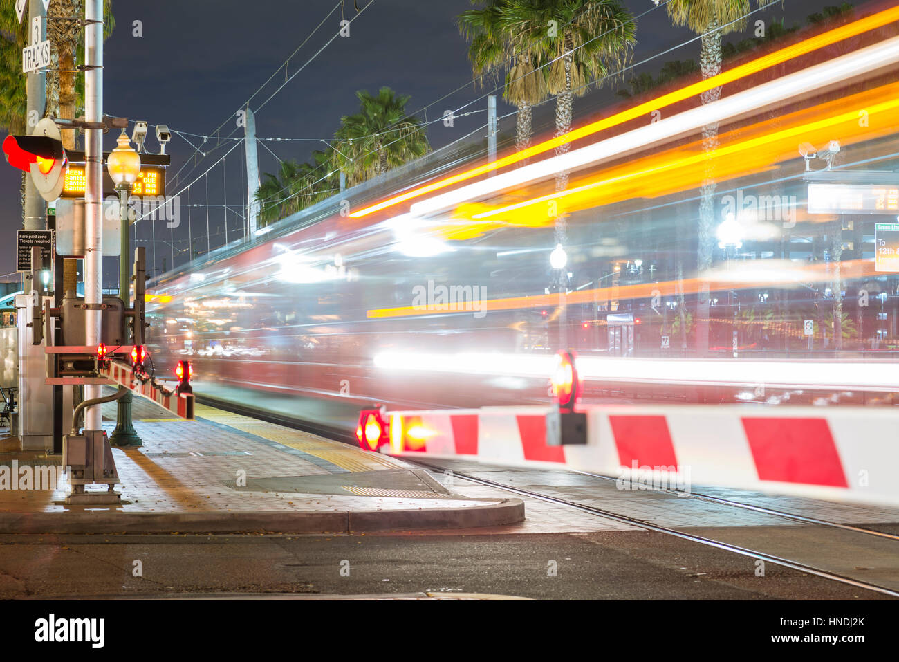 Die San Diego Trolley in der Nacht mit Motion blur. Die Innenstadt von San Diego, Kalifornien, USA. Stockfoto