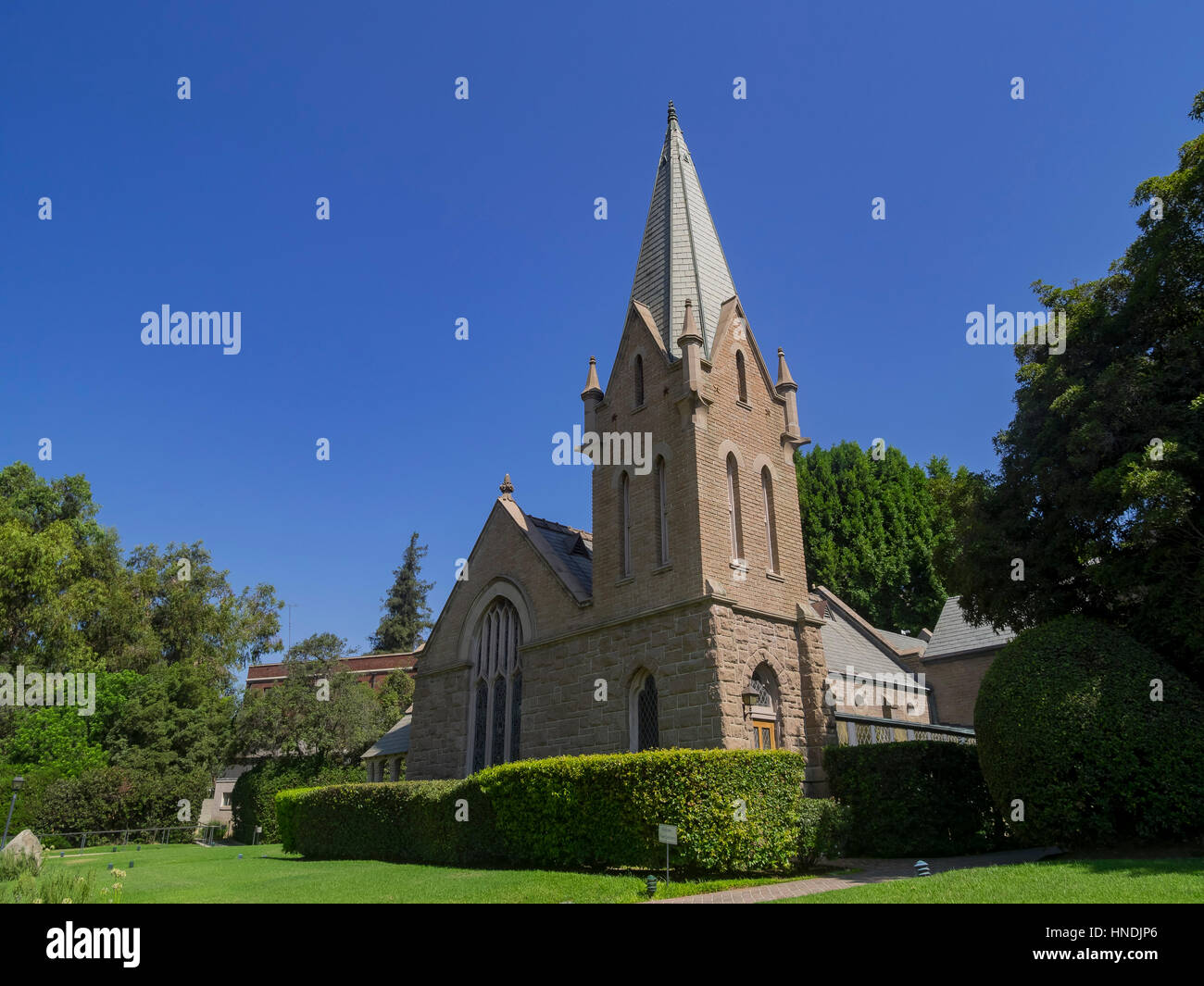 Kirche und Baum-Ansicht im Forest Lawn Memorial Park, Los Angeles, Kalifornien Stockfoto