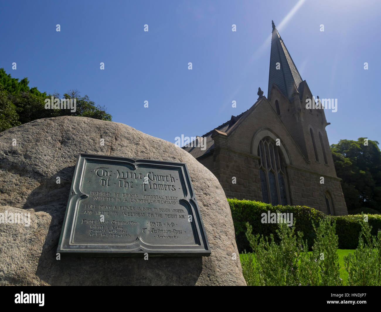 Kirche und Baum-Ansicht im Forest Lawn Memorial Park, Los Angeles, Kalifornien Stockfoto