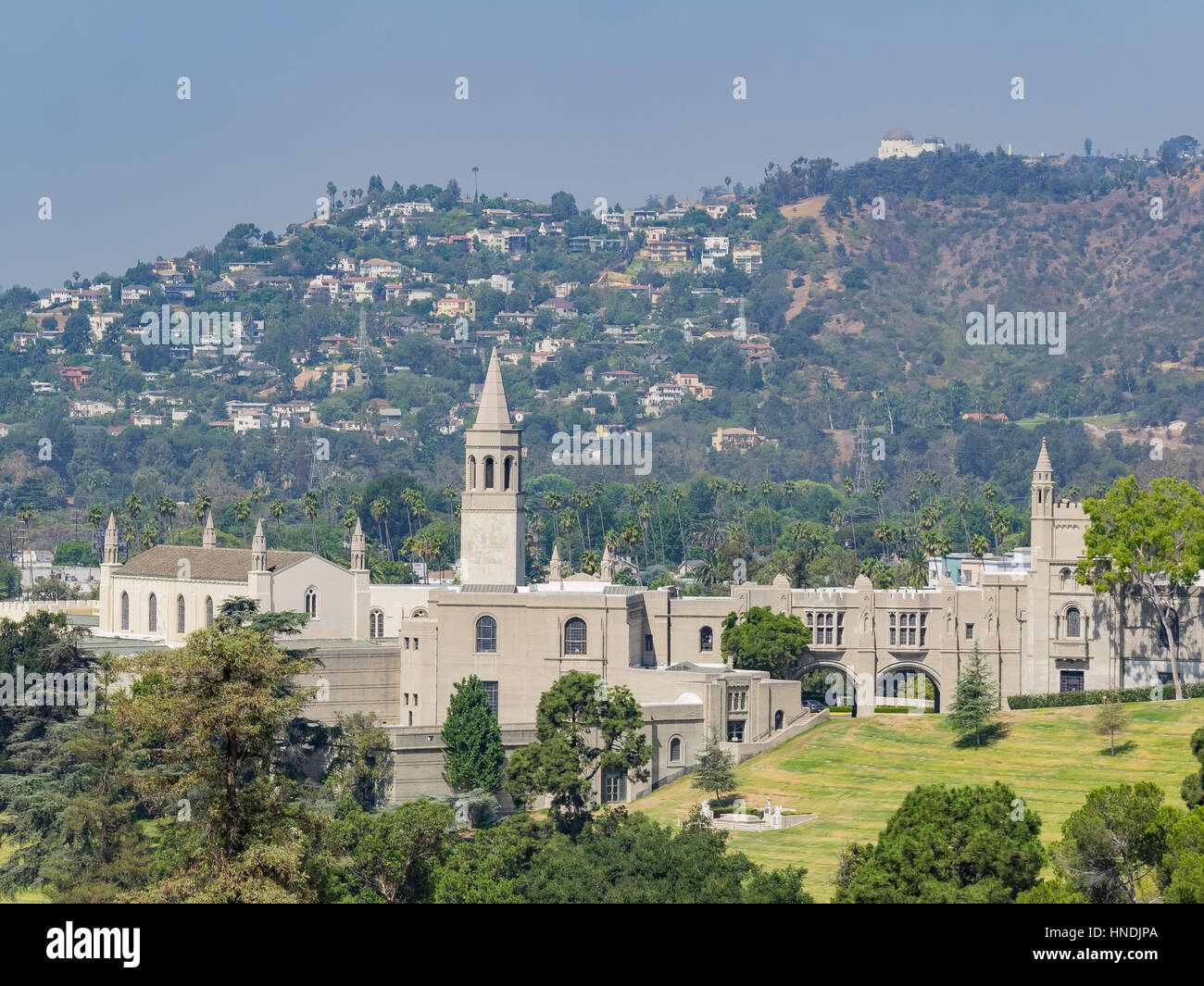 Kirche und Baum-Ansicht im Forest Lawn Memorial Park, Los Angeles, Kalifornien Stockfoto