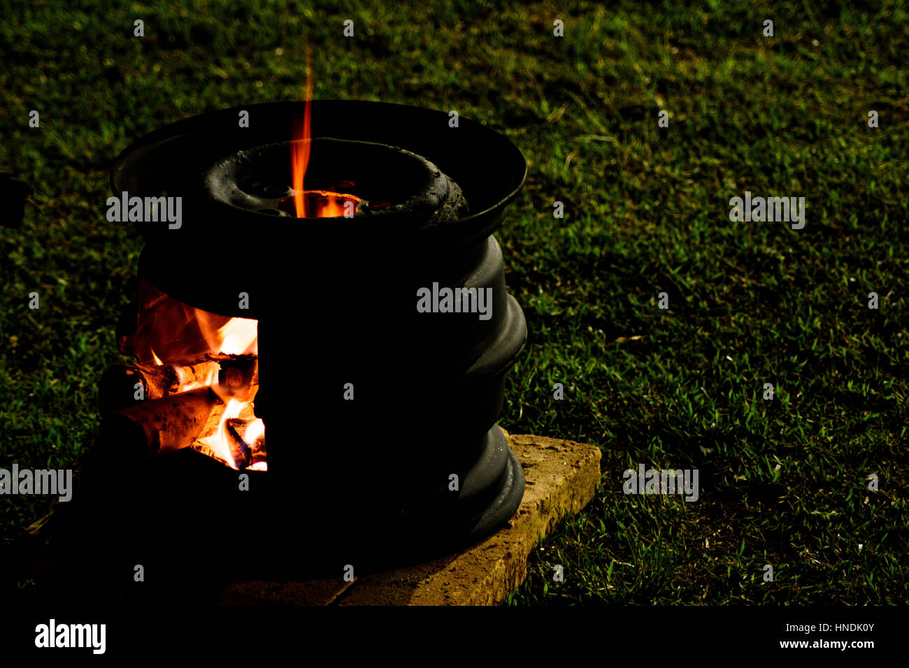 Feuer-Pan - Flammen auf Herd gipsy Stockfoto