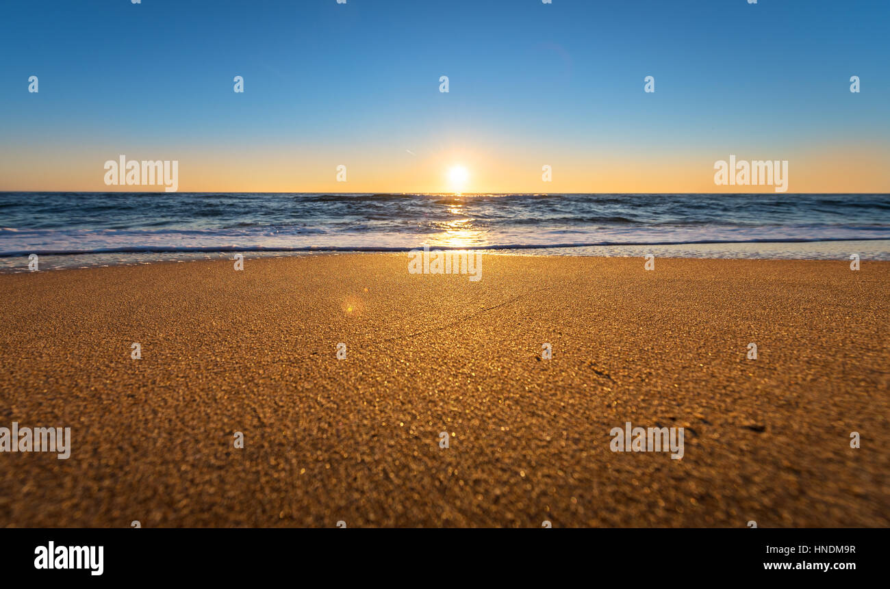 Am frühen Morgen, Sonnenaufgang über dem Meer. Stockfoto