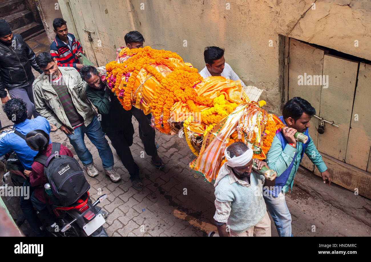 Verstorbenen, die Leute tragen einem Körper, zu brennen, zu Manikarnika Ghat, die brennenden Ghat, Varanasi, Uttar Pradesh, Indien. Stockfoto