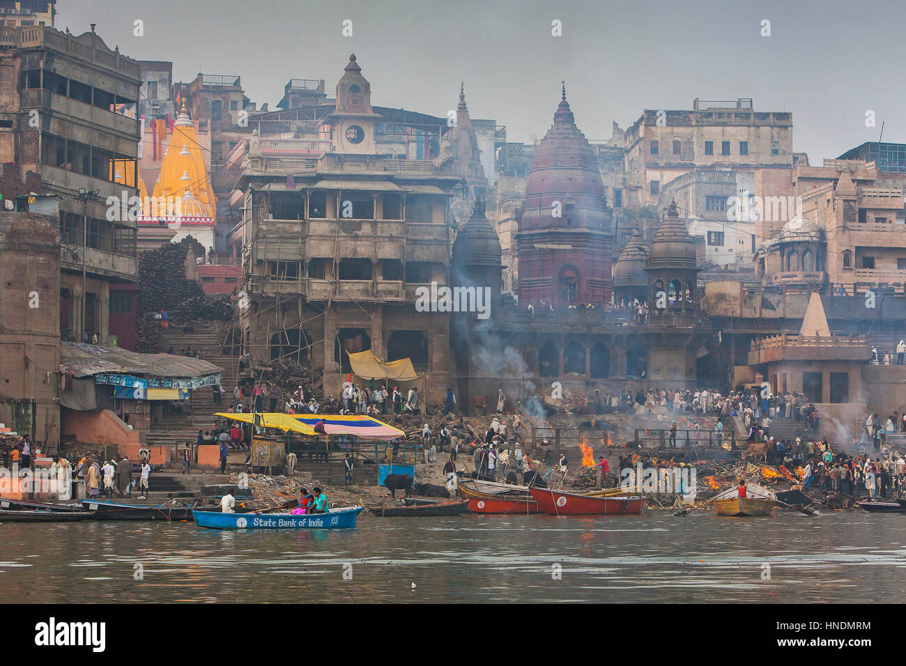 Landschaft, Panorama, Panorama, Manikarnika Ghat, die brennenden Ghat, an den Ufern des Ganges, Varanasi, Uttar Pradesh, Indien. Stockfoto