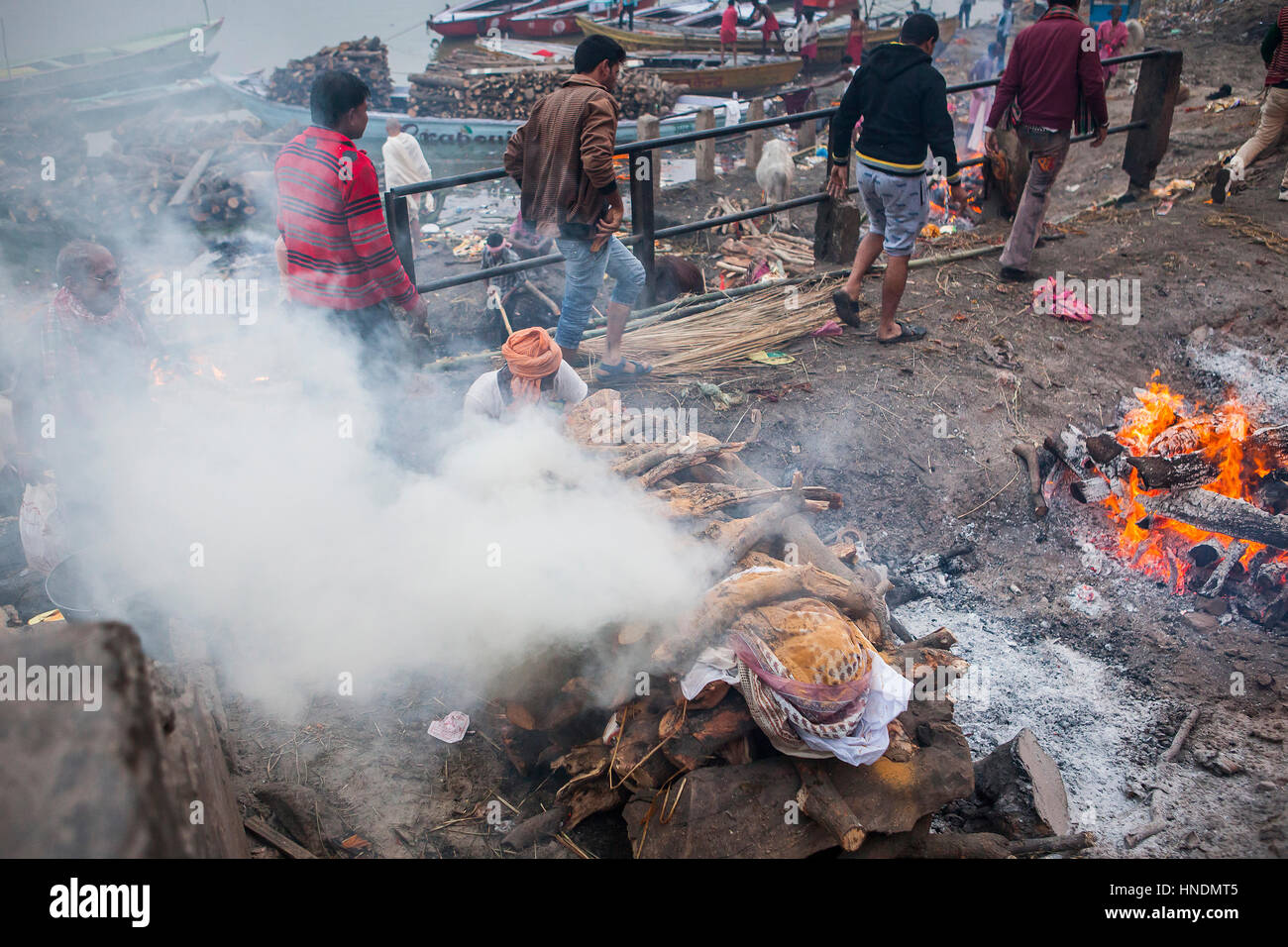 Einäscherung eines Körpers in Manikarnika Ghat, die brennenden Ghat, am Ufer des Flusses Ganges, Varanasi, Uttar Pradesh, Indien. Stockfoto