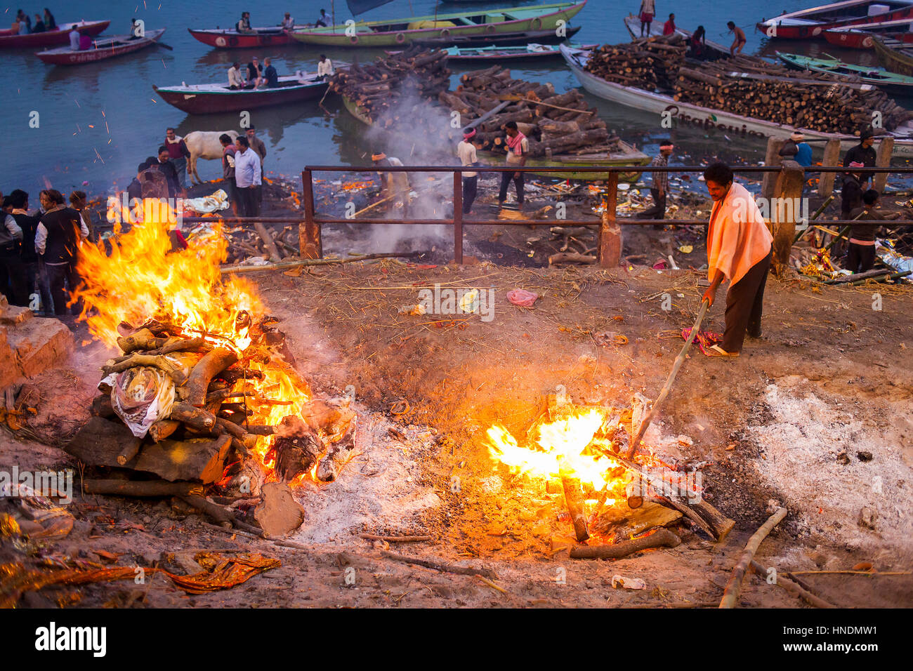 Verbrennung der Leichen in Manikarnika Ghat, die brennenden Ghat, am Ufer des Flusses Ganges, Varanasi, Uttar Pradesh, Indien. Stockfoto