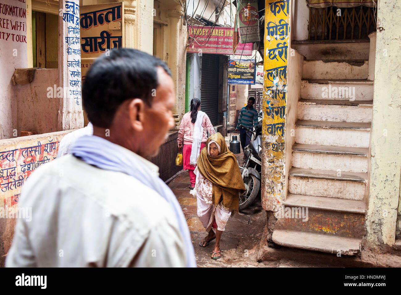 Straßenszene in Altstadt, Varanasi, Uttar Pradesh, Indien. Stockfoto