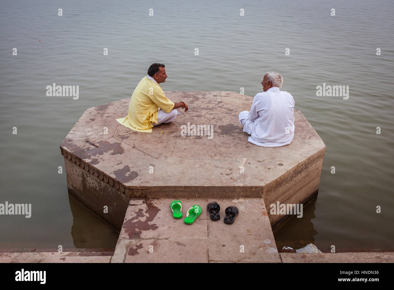 Männer, entspannen Sie sich mal in Lalita Ghat, Fluss Ganges, Varanasi, Uttar Pradesh, Indien. Stockfoto