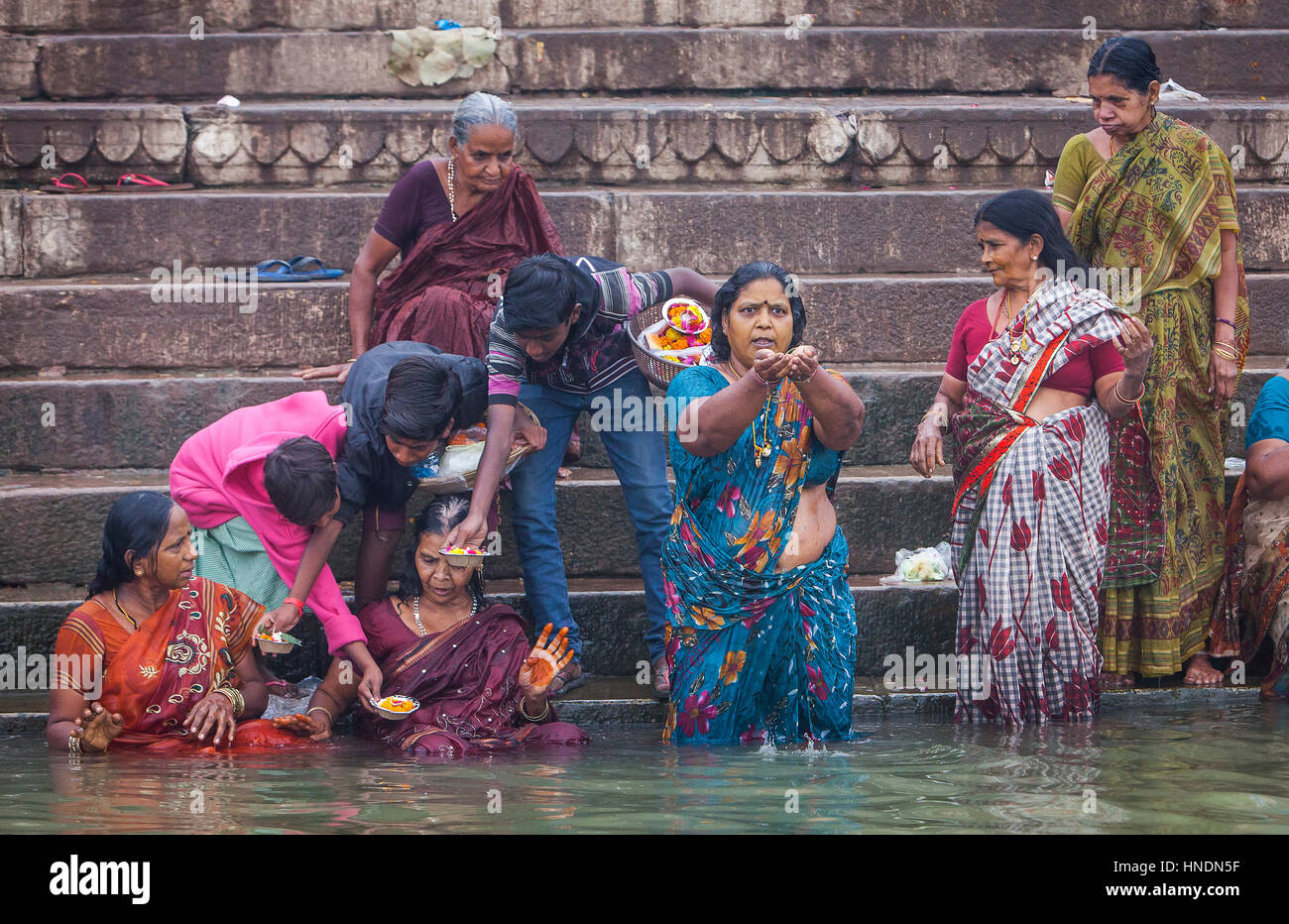 Die Pilger beten und Baden in den Ghats Fluss Ganges, Varanasi, Uttar Pradesh, Indien. Stockfoto