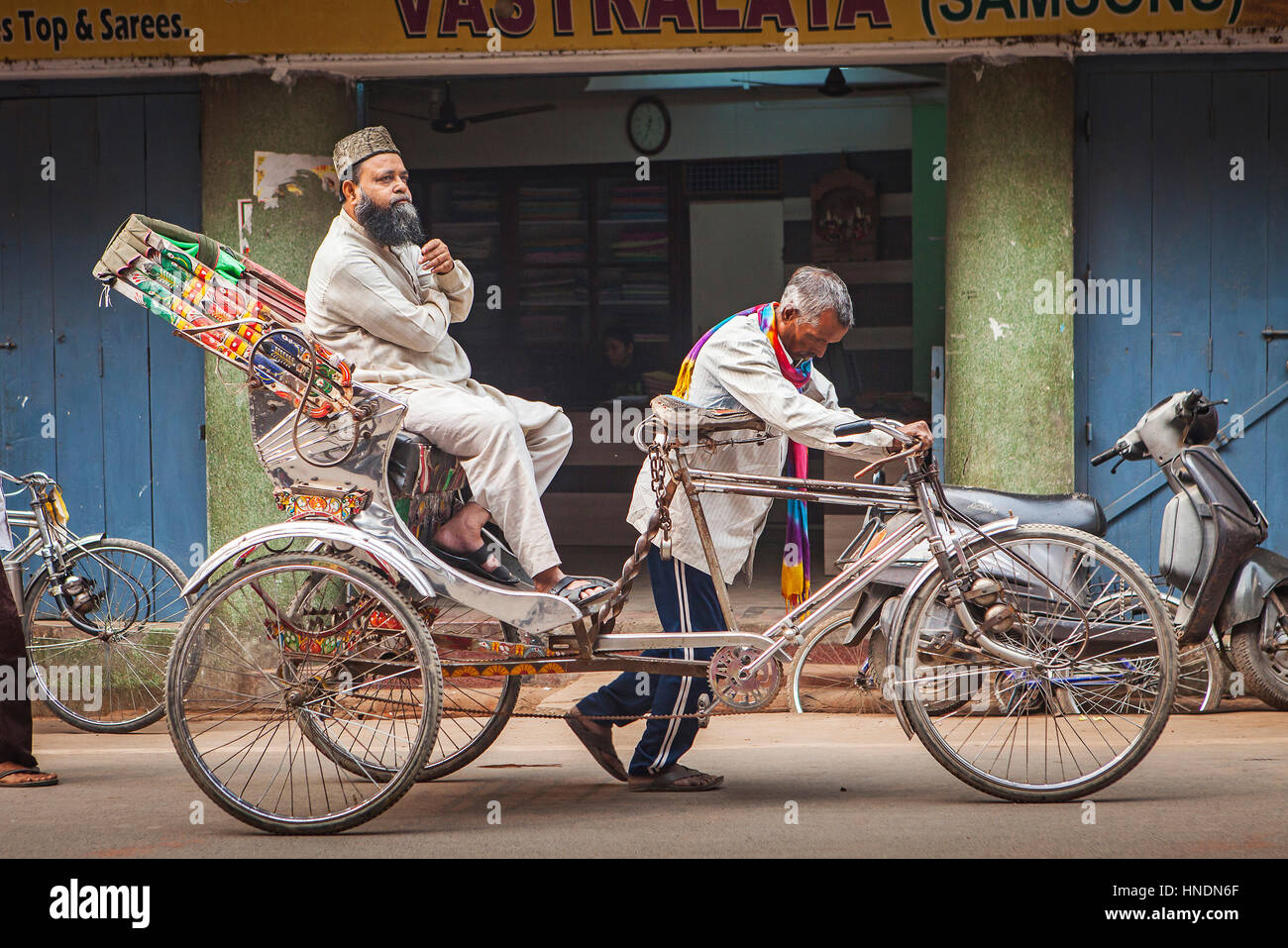 Rikscha, Kabine, in Godowlia Straße, Downtown, Varanasi, Uttar Pradesh, Indien. Stockfoto