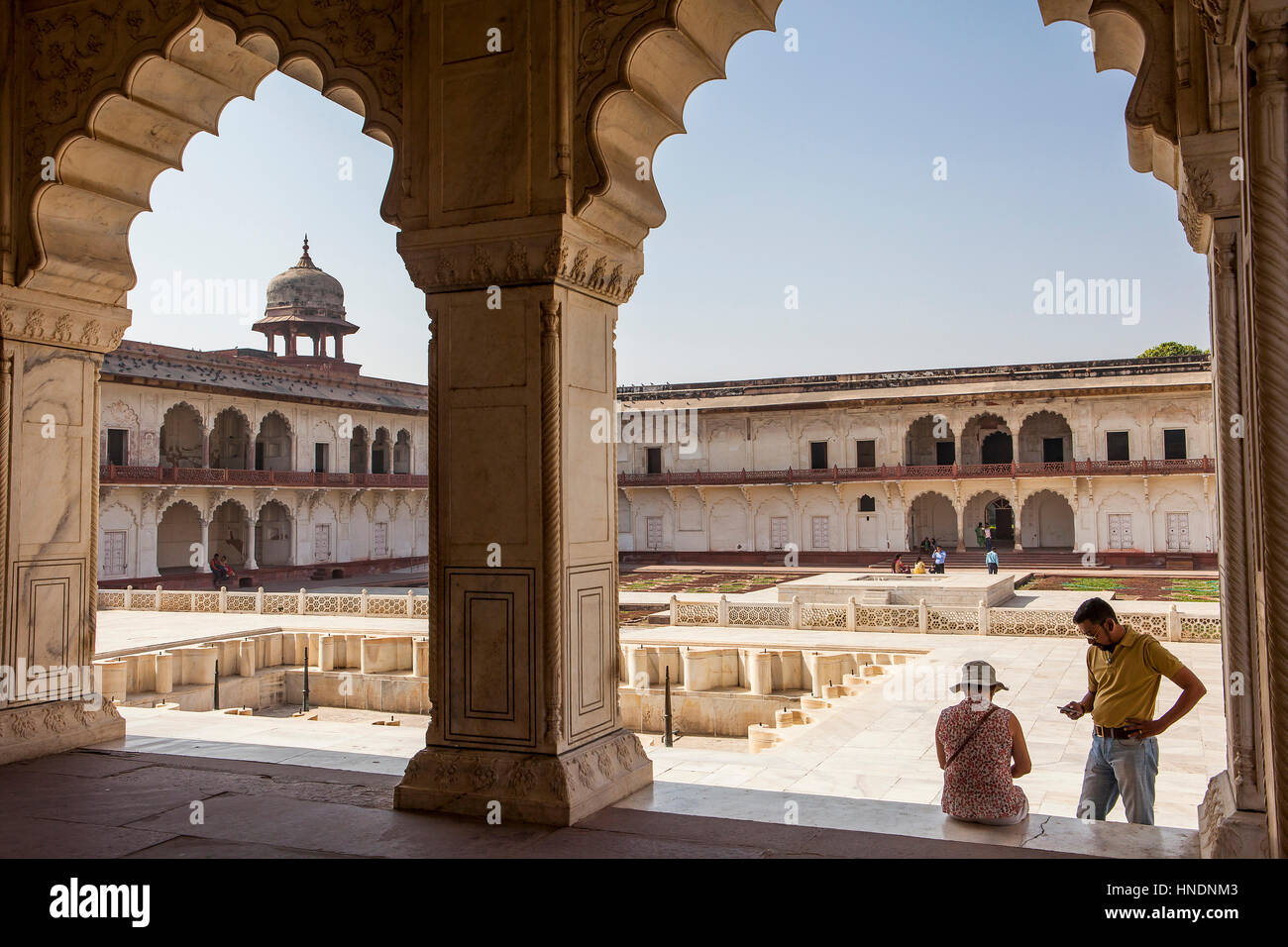 Hof, Hof, Besucher, Anguri Bagh (Grape Garden), in Agra Fort, Weltkulturerbe der UNESCO, Agra, Indien Stockfoto