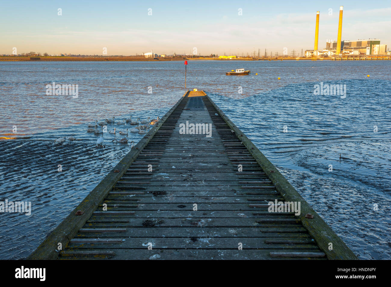 Slipway am Gravesend Ruderclub an der themse gegenüber dem Tilbury Kraftwerk, mit dem alten Tilbury Kraftwerk im Hintergrund, (abgerissen 2019) Stockfoto