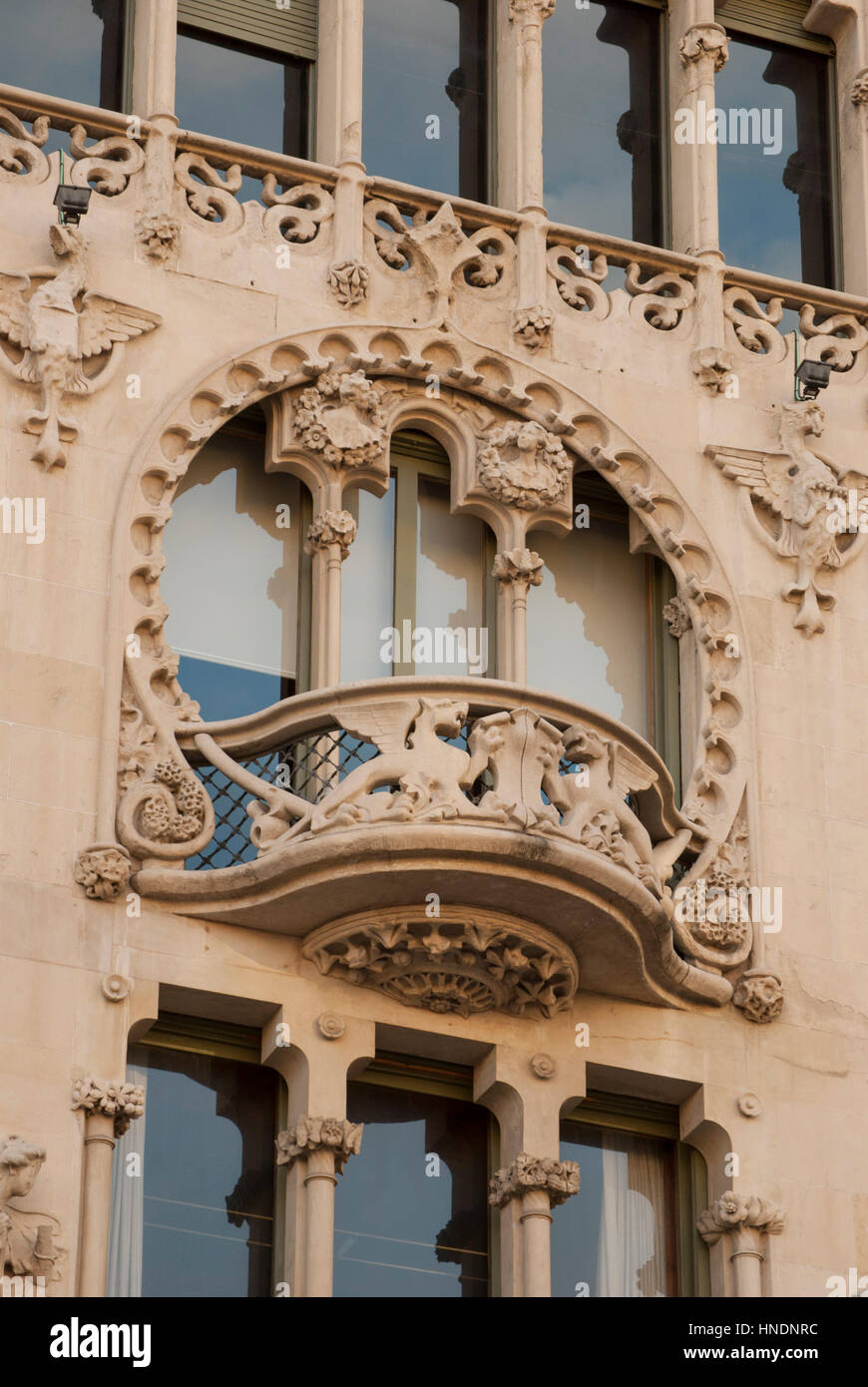 Detail des Fensters auf der Casa Lleó Morera in Passeig de Gracia in Barcelona Stockfoto