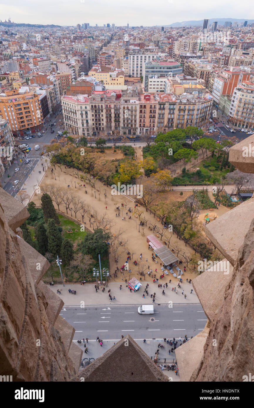 Blick auf die Straßen rund um die Sagrada Familia kirche von Antoni Gaudí in Barcelona Stockfoto