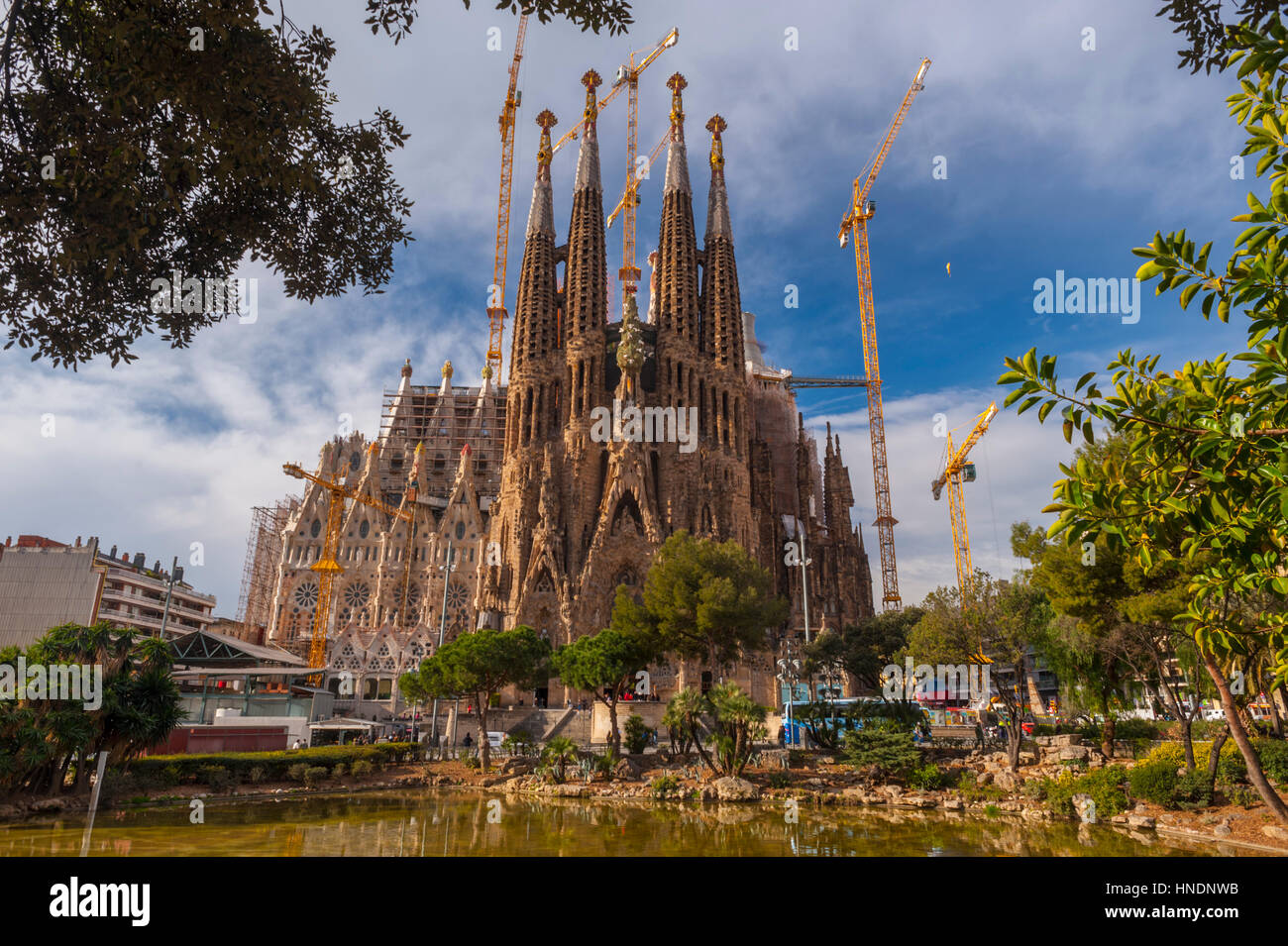 Das Äußere der Kirche La Sagrada Familia von Antoni entworfen Gaudí in Barcelona Stockfoto