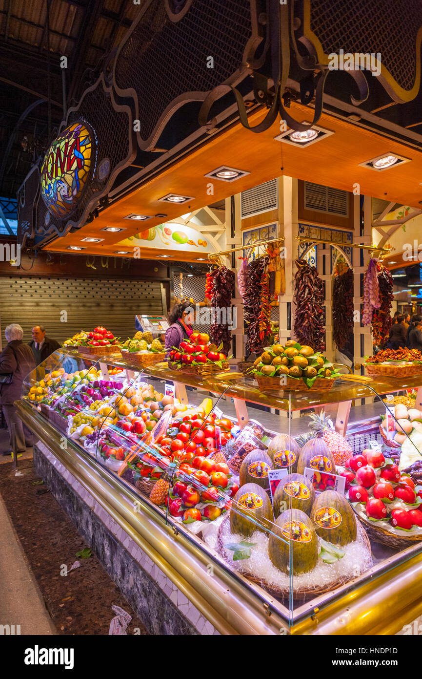 Frucht und Pflanze Ständen am Mercado De La Boqueria in La Rambla barcelona Stockfoto