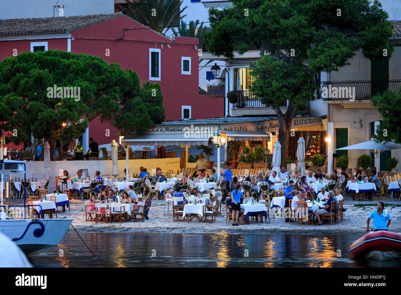 Abend am Wasser Essen im Yachthafen von Portopetro, Mallorca Stockfoto