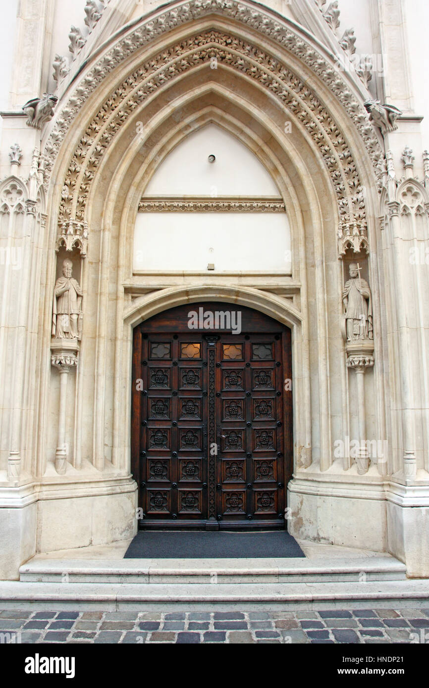 Kirche-Holztür mit Kruzifix Stockfoto