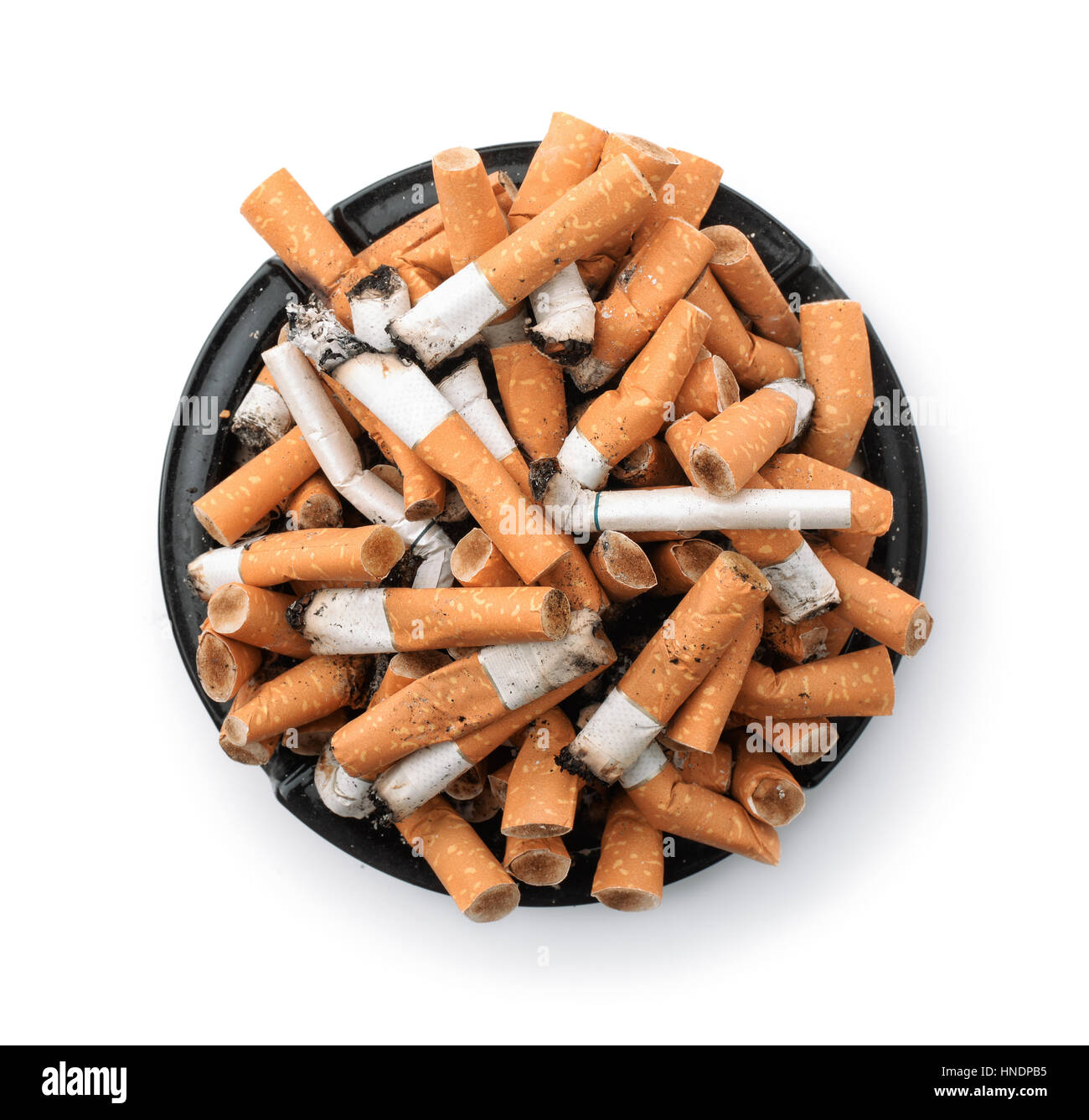 Aschenbecher voller Zigarettenkippen isoliert auf weißem Stockfoto
