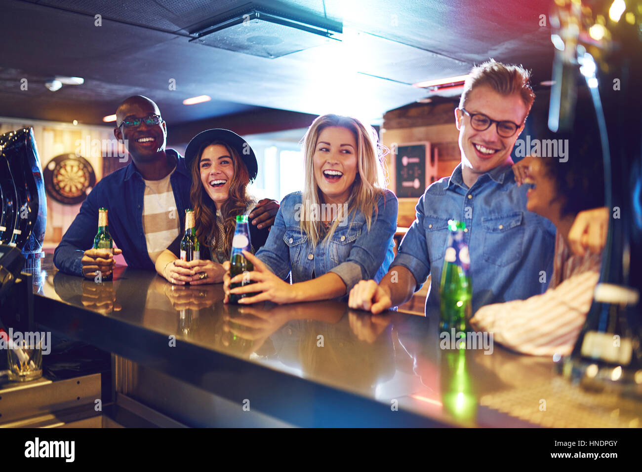 Die Getränke während der Kommunikation mit einander in der Bar mit Freunden lachen. Freunde und Spaß Konzept. Stockfoto