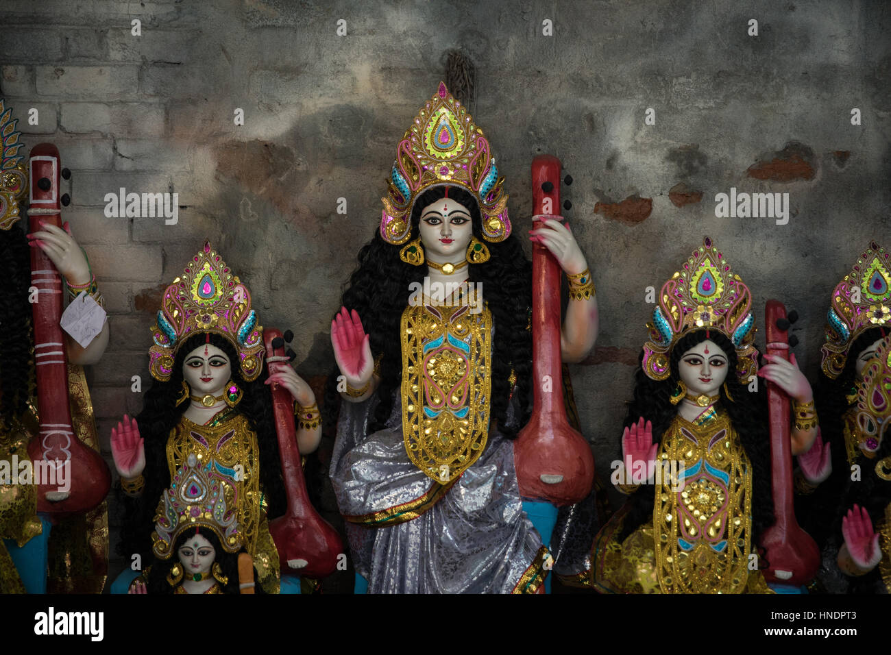 Idole der Hindu-Götter und Göttinnen hergestellt und bemalt in Kumortuli, einem Vorort im Norden Kolkata, Indien, wo viele Handwerker leben und arbeiten. Stockfoto