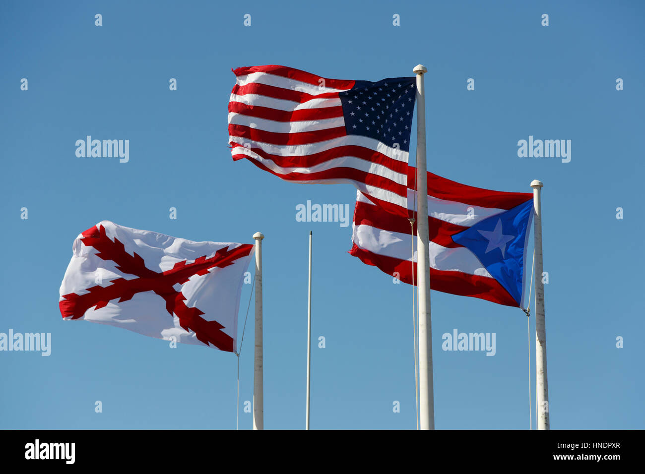 USA, Puerto Rico und Burgund Cross Flags überfliegen Festung San Felipe del Morrro in San Juan, Puerto Rico Stockfoto