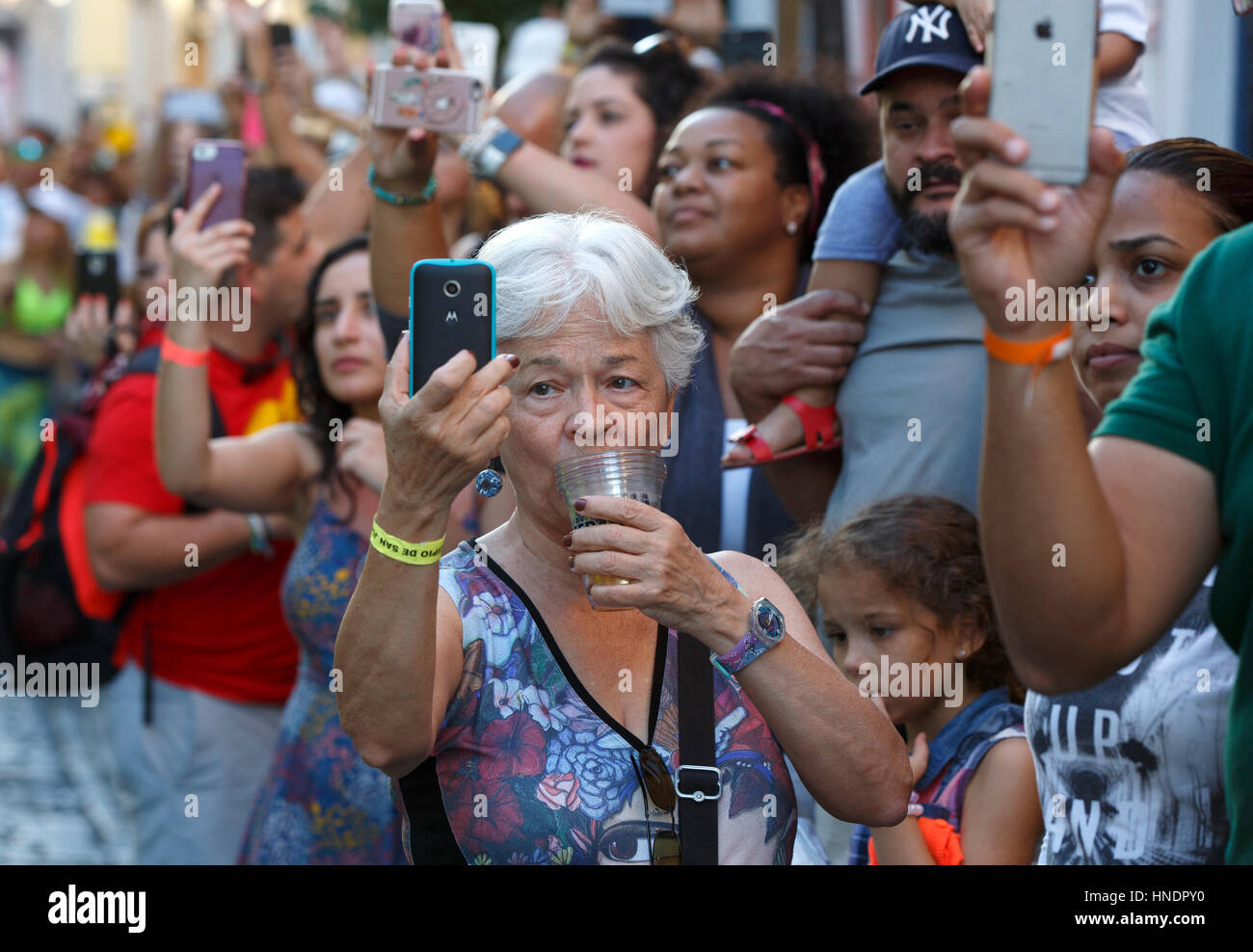 Personen, die Fotos und Videos auf dem Handy. San Sebastian Festival, San Juan, Puerto Rico Stockfoto