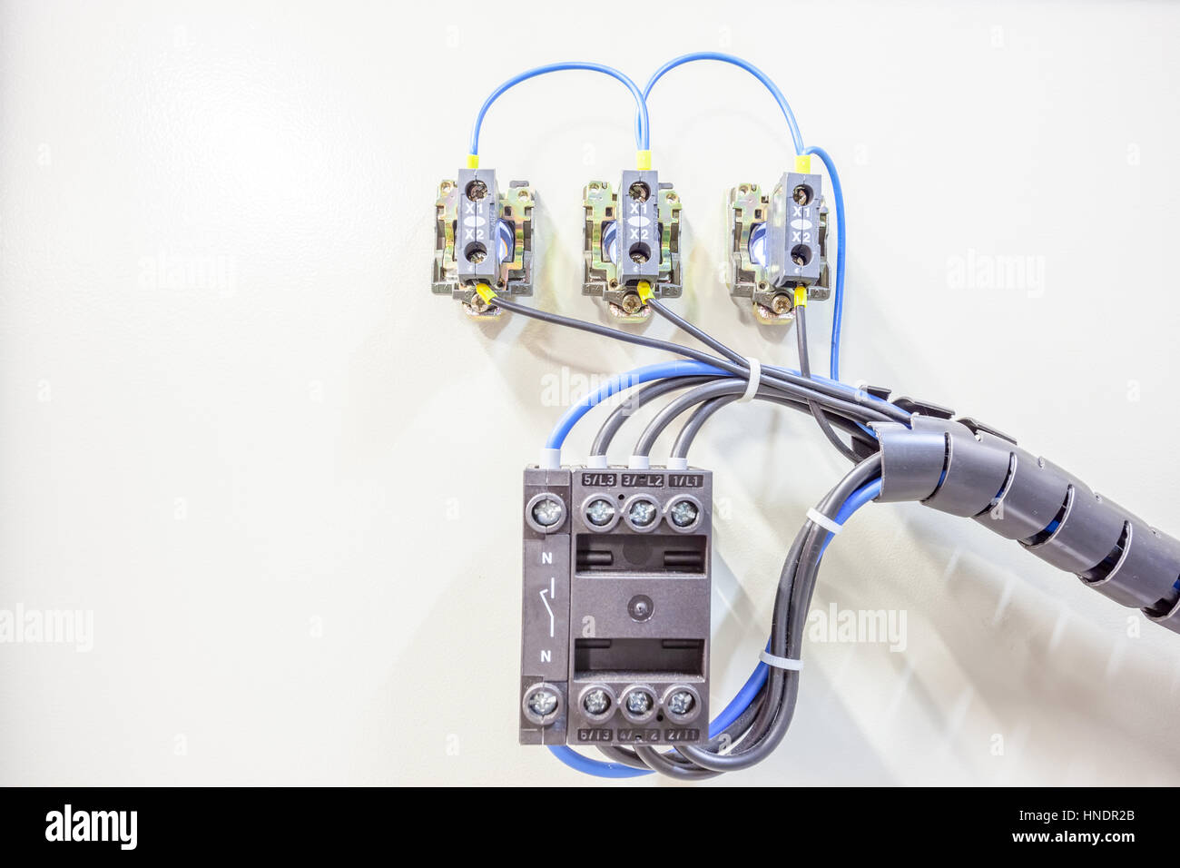 Elektrische Stromkreise Kabelwand Stockfotografie - Alamy