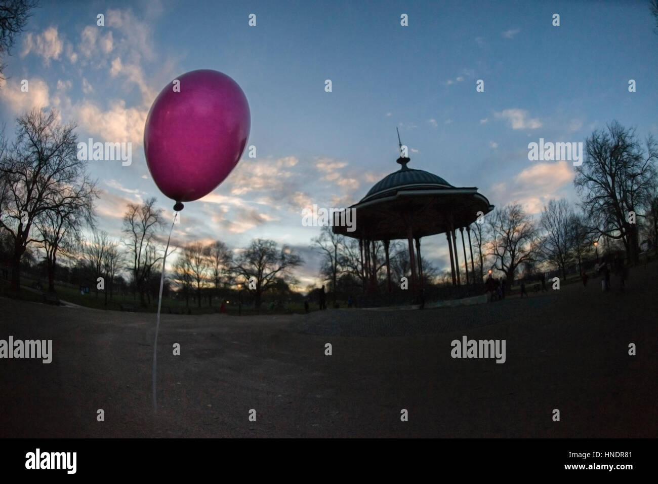 Clapham Common Musikpavillon und einem rosa Helium-Ballon Stockfoto