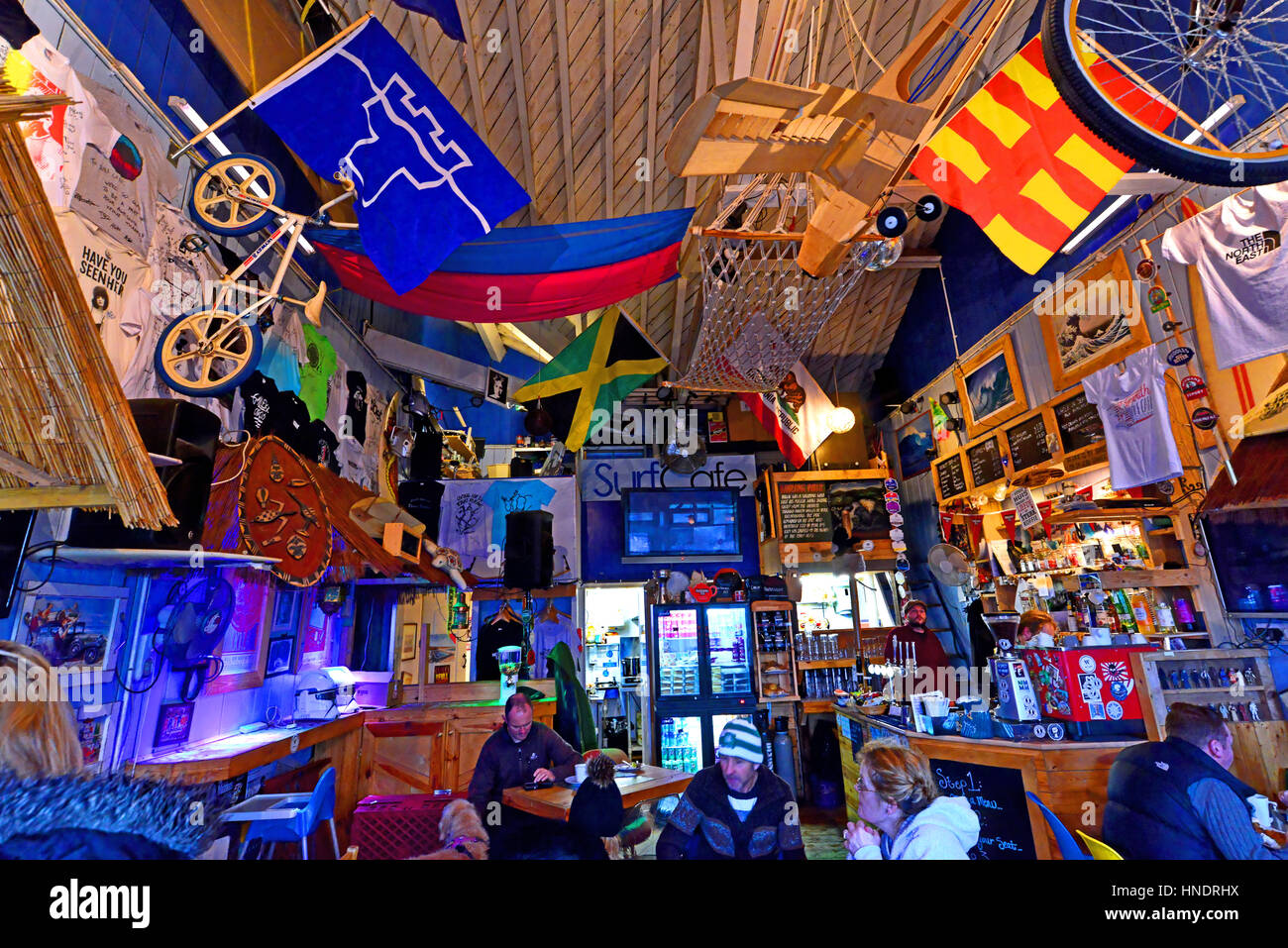 SurfCafe Surfer Café am Strand von Tynemouth North Shields Surf Unterricht und Lehre Board paddeln Stockfoto