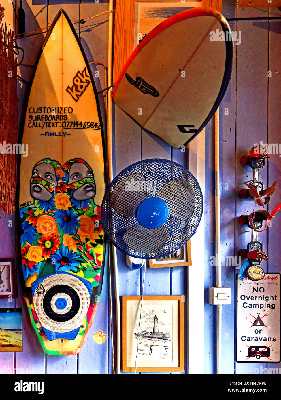 SurfCafe Surfer Café am Strand von Tynemouth North Shields Surf Unterricht und Lehre Board paddeln Stockfoto