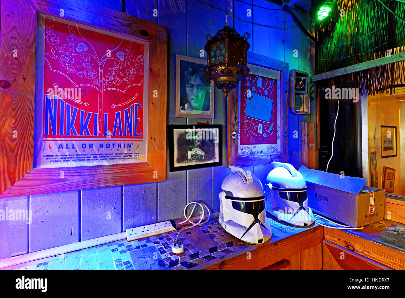 SurfCafe Surfer Café am Strand von Tynemouth North Shields Surf Unterricht und Lehre Board paddeln Stockfoto