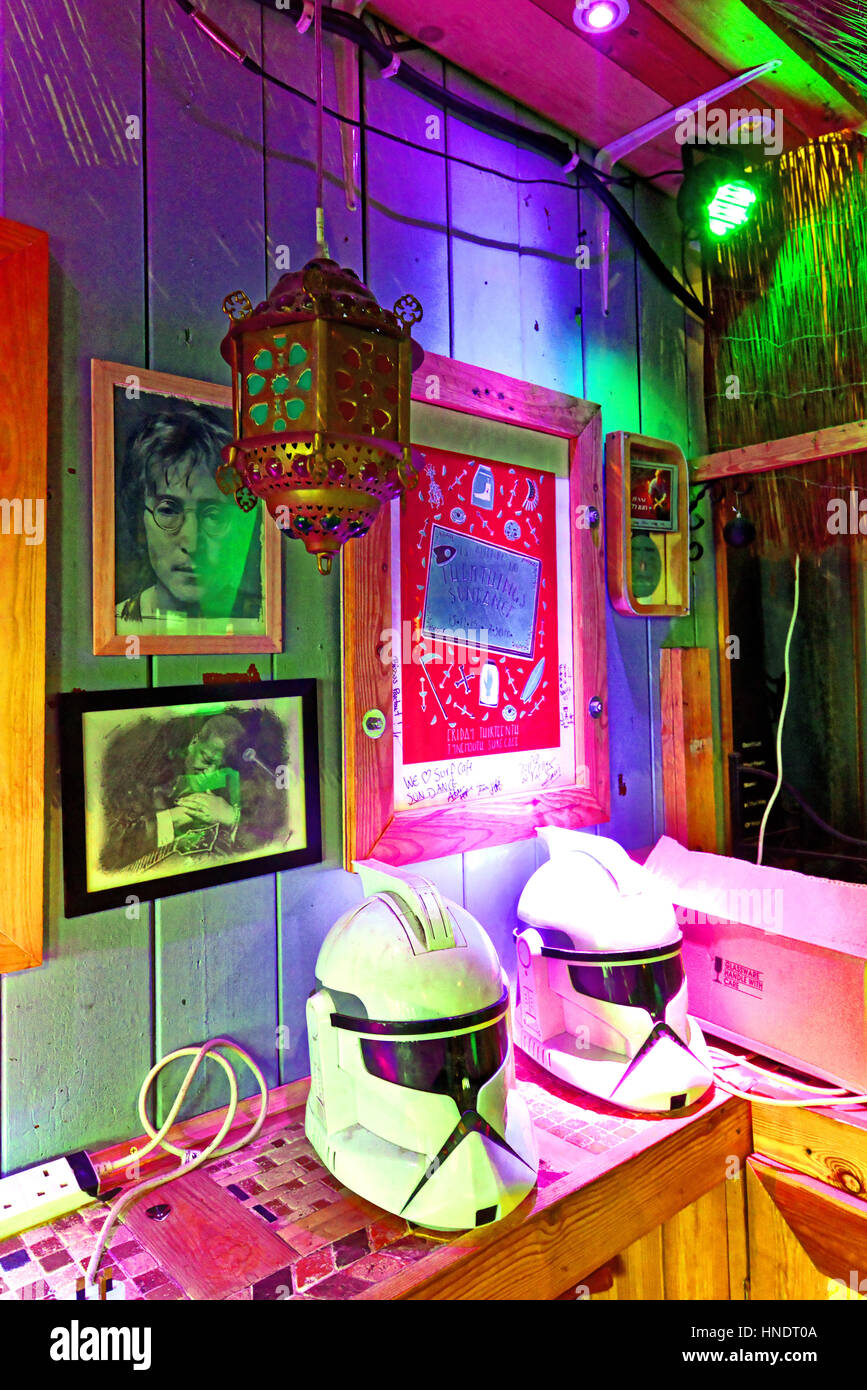 SurfCafe Surfer Café am Strand von Tynemouth North Shields Surf Unterricht und Lehre Board paddeln Stockfoto