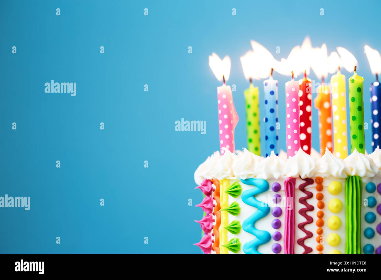 Geburtstagstorte mit bunten Kerzen Stockfoto