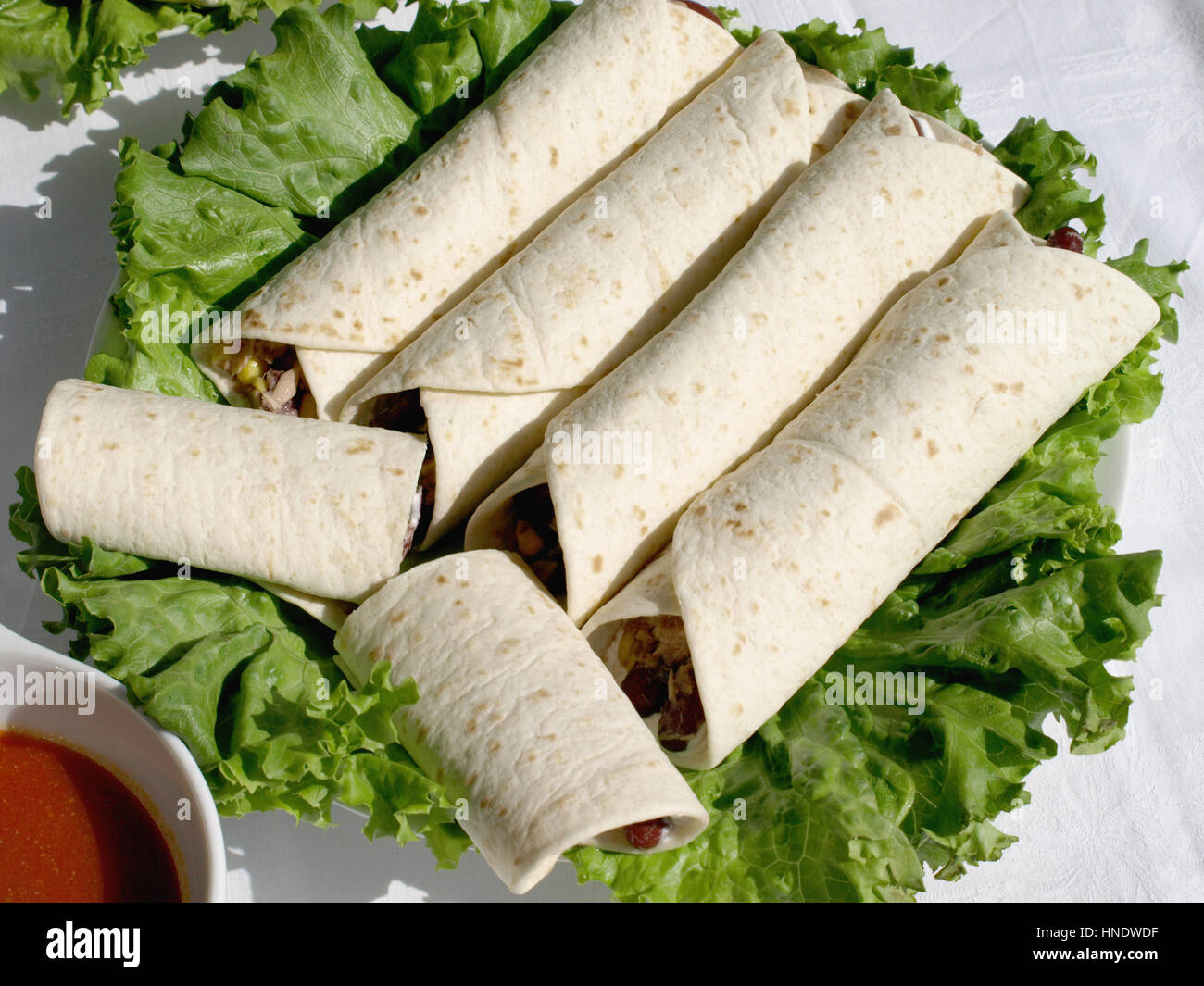 Tortilla-Wraps mit gebratenem Hühnerfilet Stockfoto