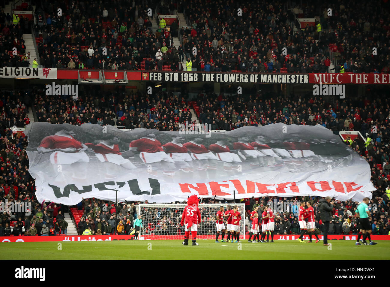Ein Banner, das Gedenken an die Opfer des Flugzeugunglücks während der Premier-League-Spiel im Old Trafford, Manchester. Stockfoto