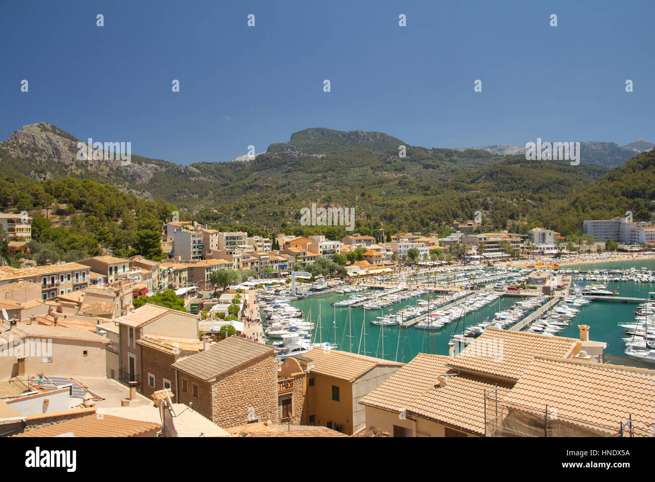 Blick auf Dächer Stadt und Meer in mediterrane Sommerfrische Stockfoto