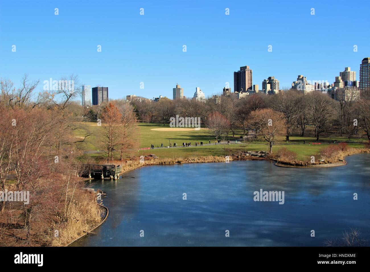 Ansicht der Schildkrötenteich und dem Great Lawn von Schloss Belvedere im Central Park, Manhattan, New York City, Vereinigte Staaten von Amerika Stockfoto