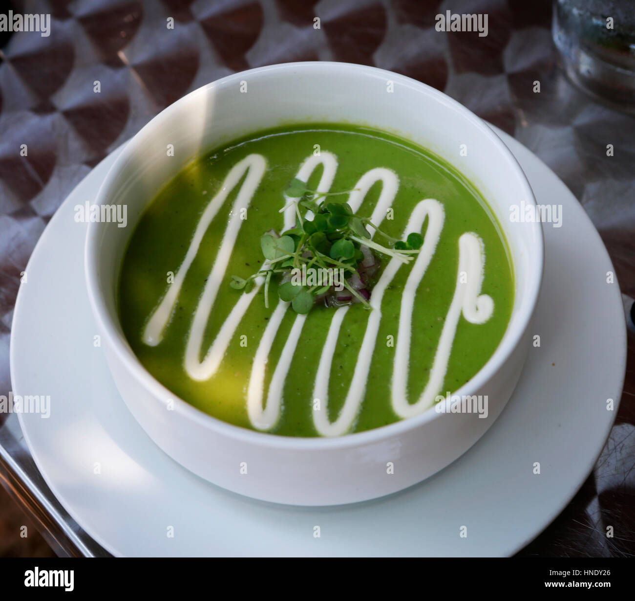 Mexikanische Küche: Bio Vegan grüne Gazpacho Suppe in eine Schüssel geben Stockfoto