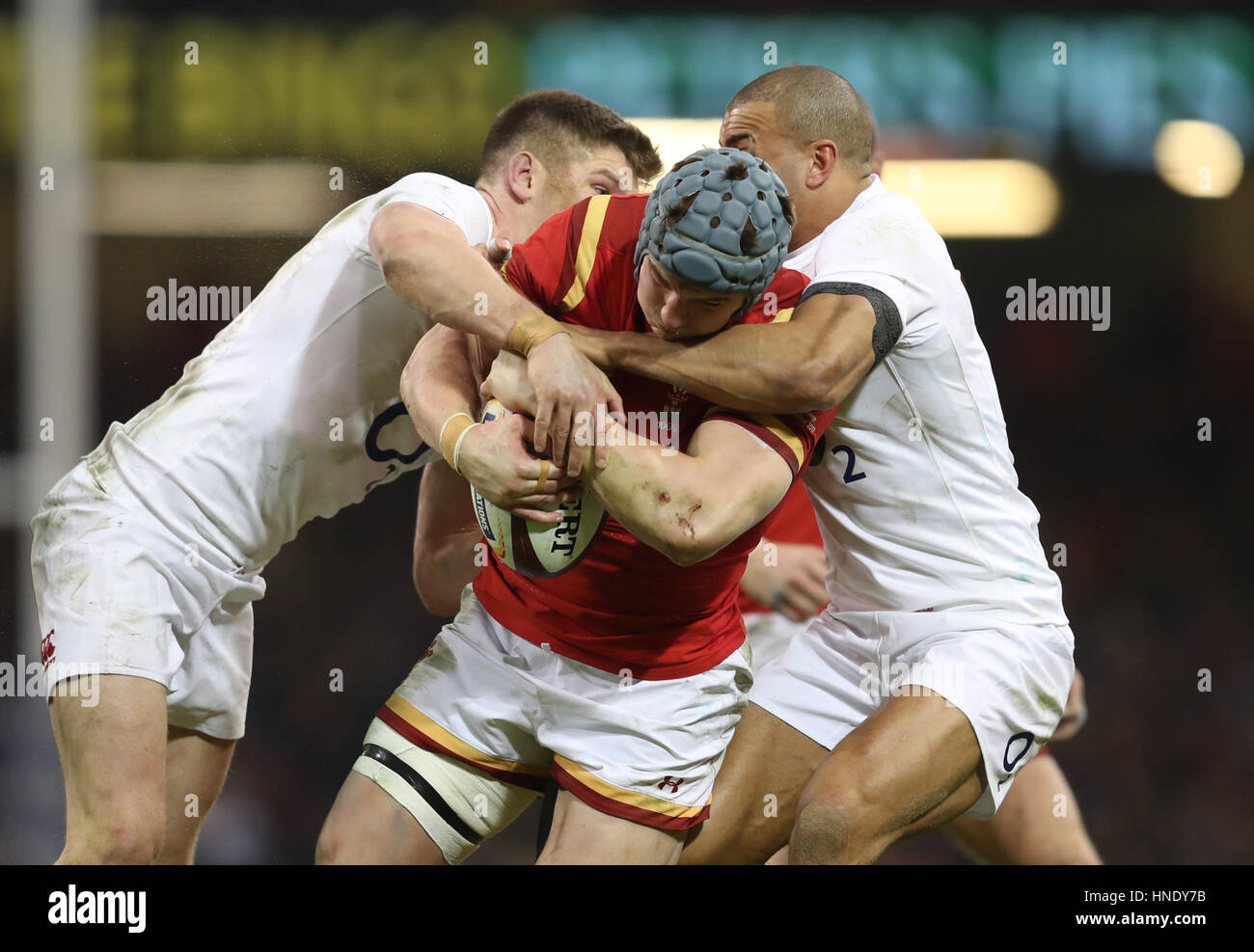 Wale ist Jonathan Davies (Mitte) durch Owen Farrell (links) und