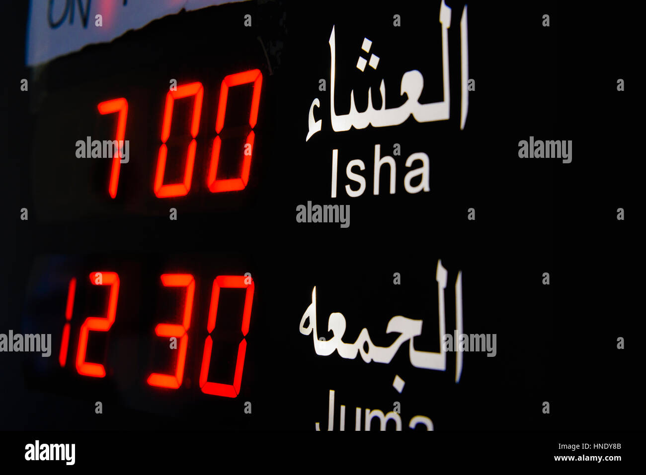 Elektronische Anzeigetafel, die Gebetszeiten in eine Moschee. Stockfoto
