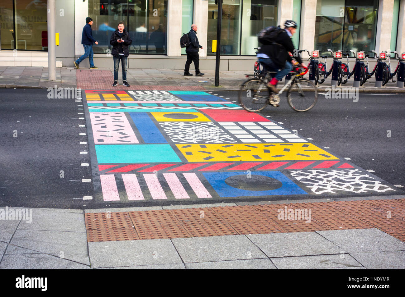 Bunte Kreuzungen. Mehrfarbige Fußgängerüberweg von Camille Walala, London, UK Stockfoto