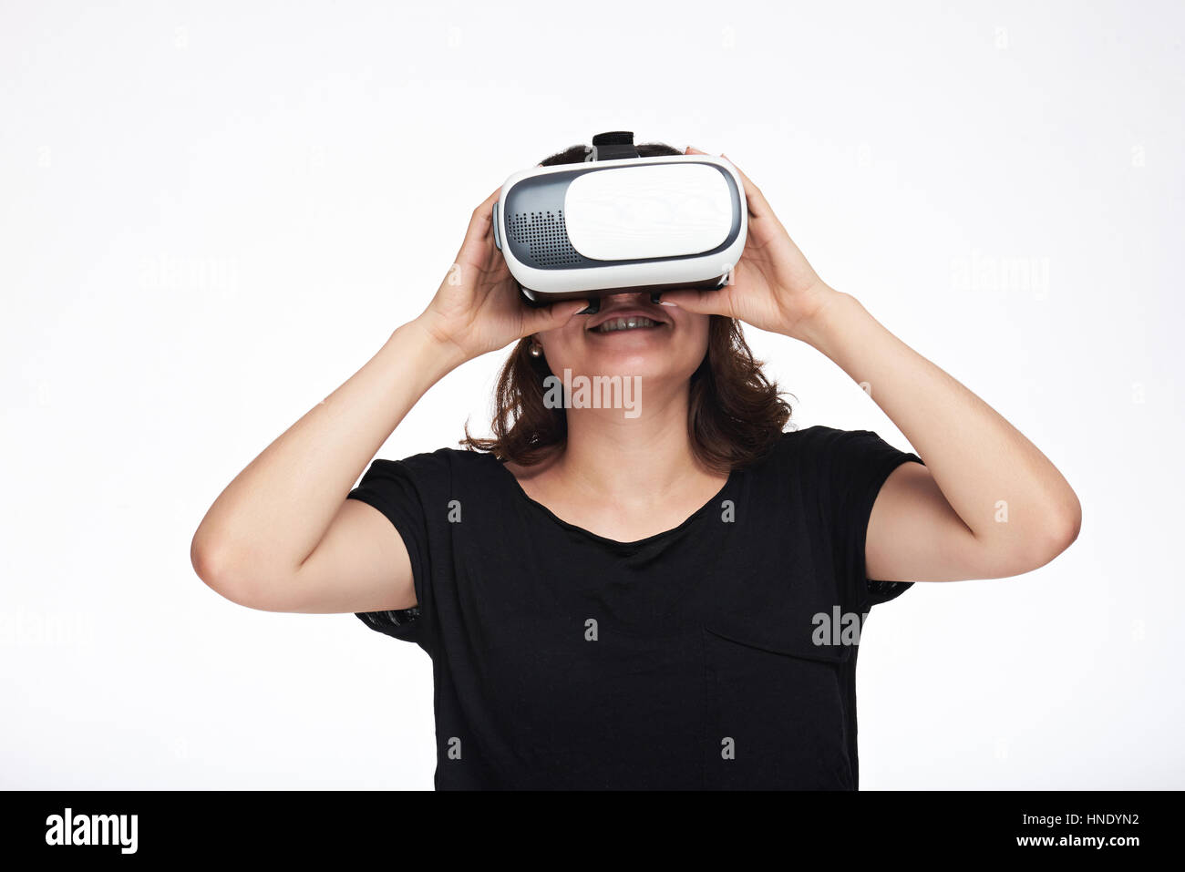 glückliche Frau in der virtuellen Realität isoliert auf weißem Hintergrund Stockfoto
