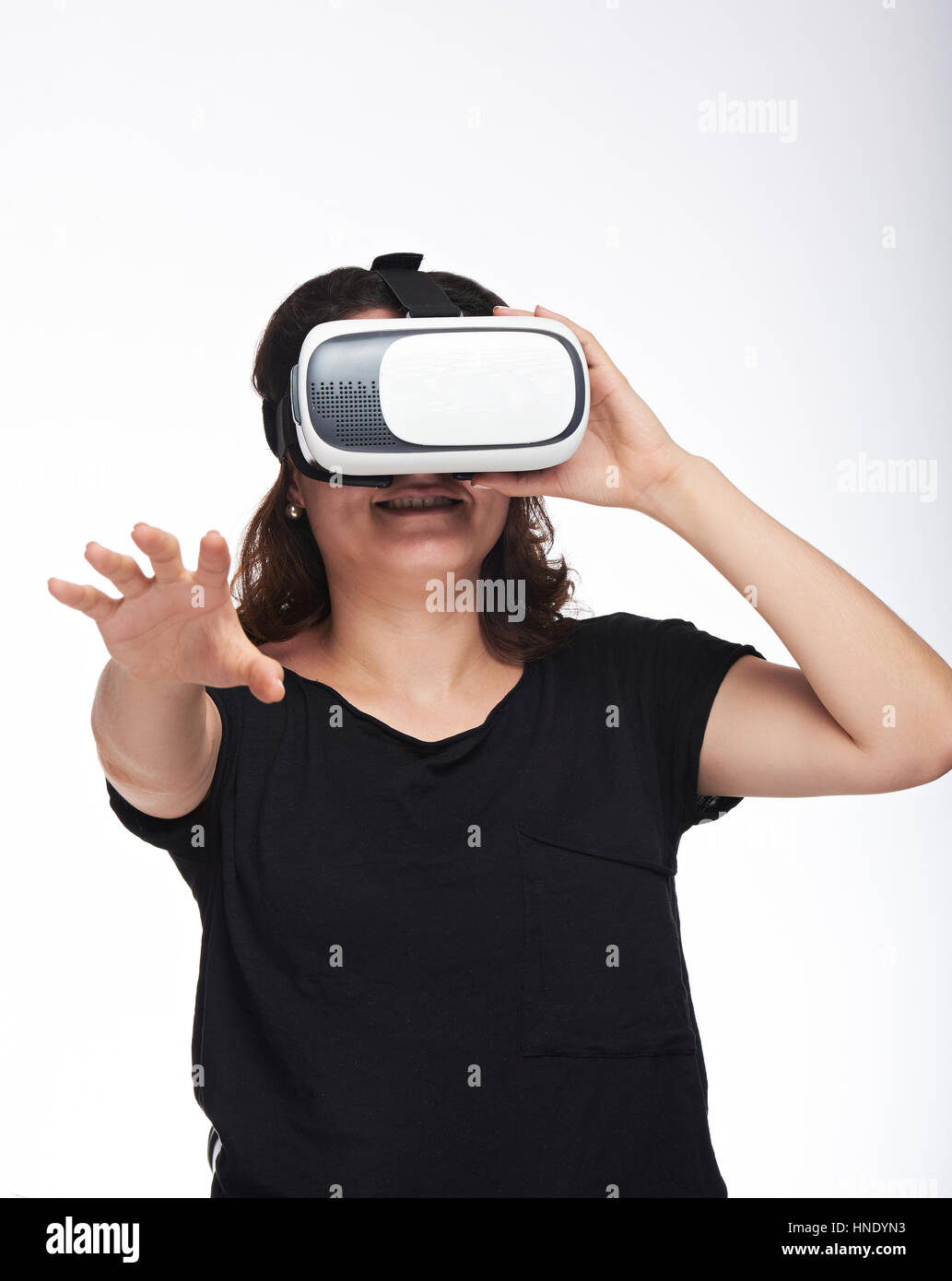 Junge Frau genießen virtuellen Realität isoliert auf weißem Hintergrund Stockfoto