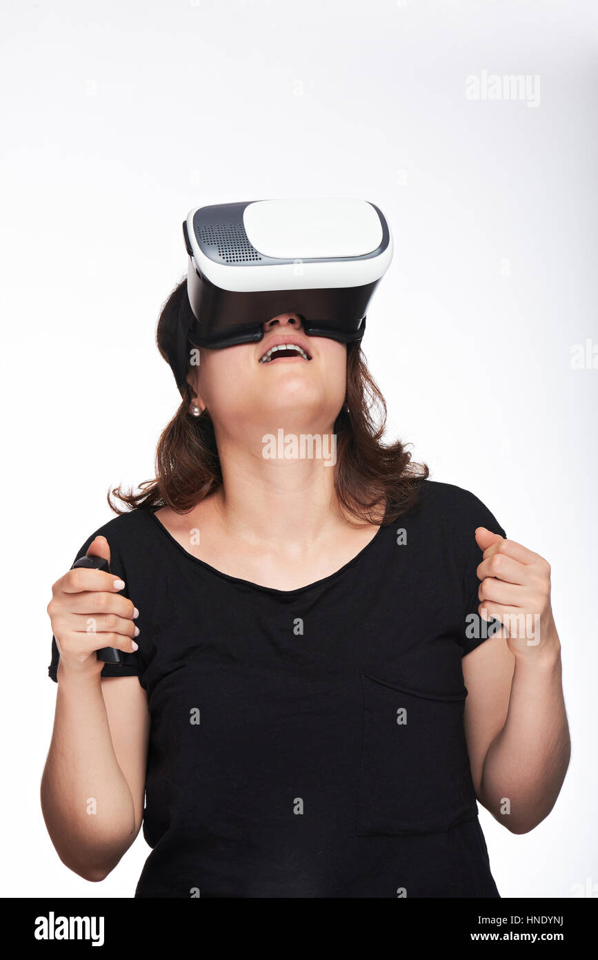 Frau nachschlagen mit VR-Brille isoliert auf weißem Hintergrund Stockfoto