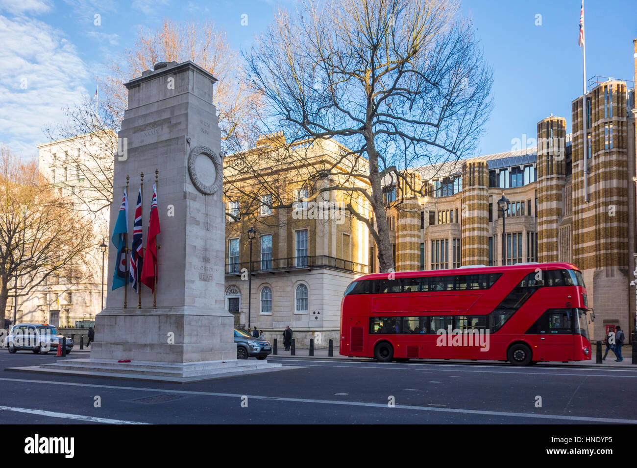Neue rote Routemaster-Bus neben der Kenotaph in Whitehall. London, UK Stockfoto
