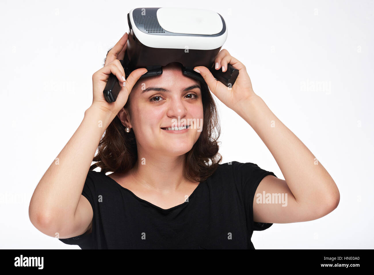 Frau mit VR-Brille und Controller. Junge Frauen tragen virtuellen Realität isoliert auf weißem Hintergrund Stockfoto